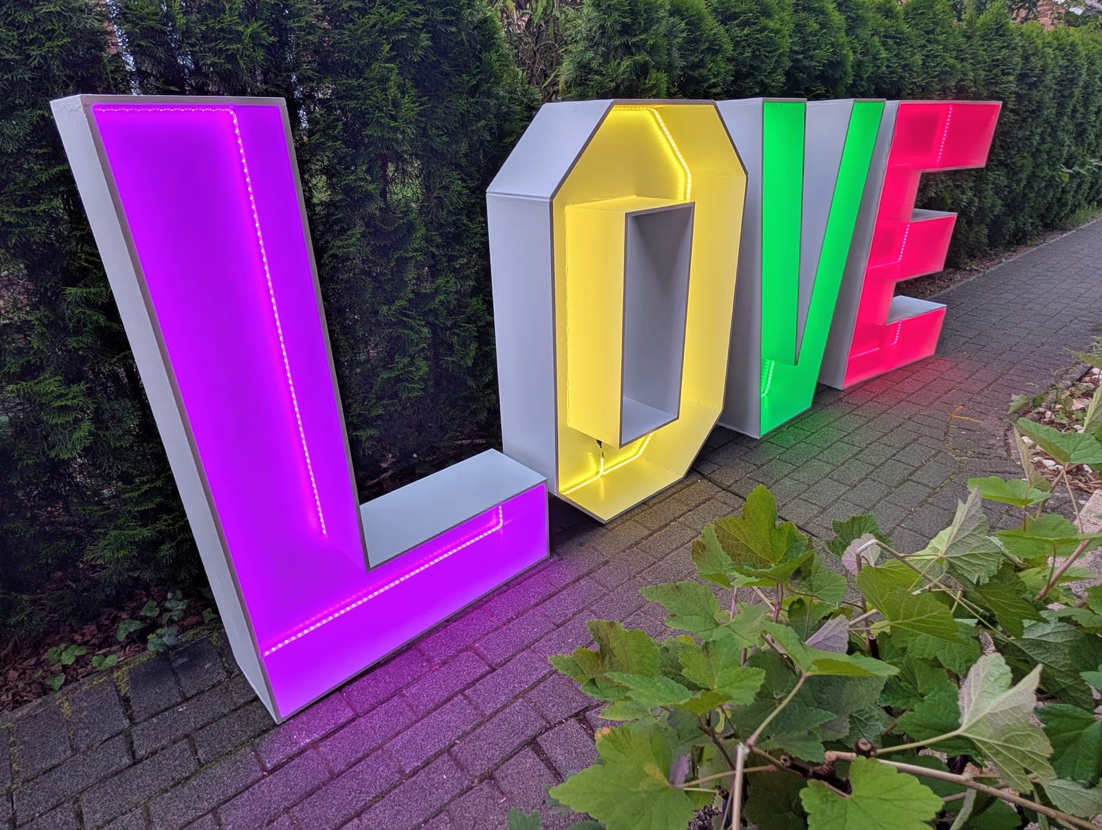 XXL-Leuchtbuchstaben-LOVE